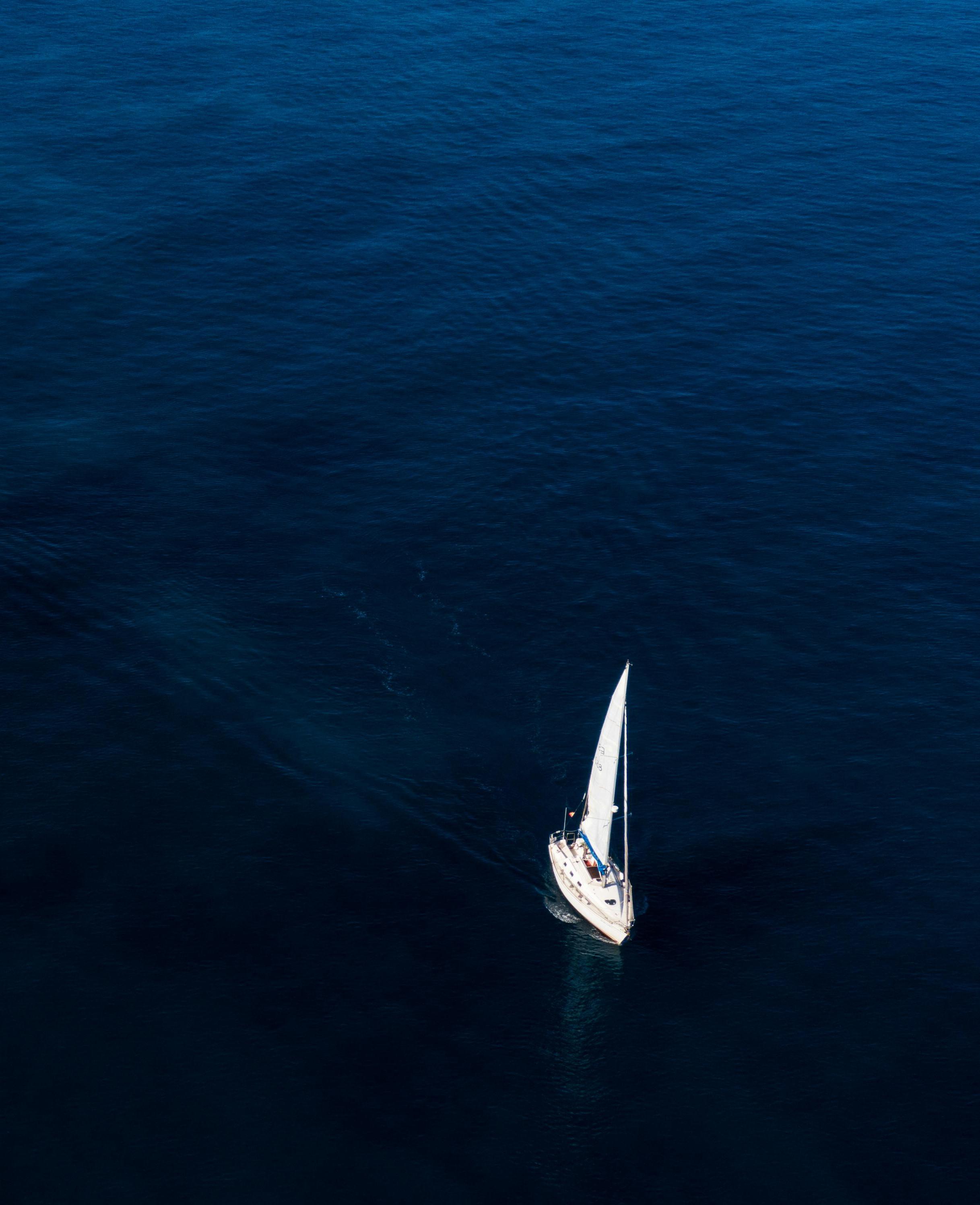 Vue aérienne d'un bateau en mer